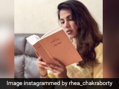 रिया चक्रवर्ती इन दिनों पढ़ रही हैं रविंद्रनाथ टैगोर की 'गीतांजलि', Photo शेयर कर बताई यह बात