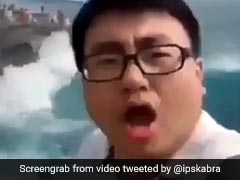 समुद्र किनारे सेल्फी लेते हुए आवाजें निकाल रहा था शख्स, ऊपर उछल आया पानी, IPS बोला- 'संगीत की शक्ति' - देखें Video