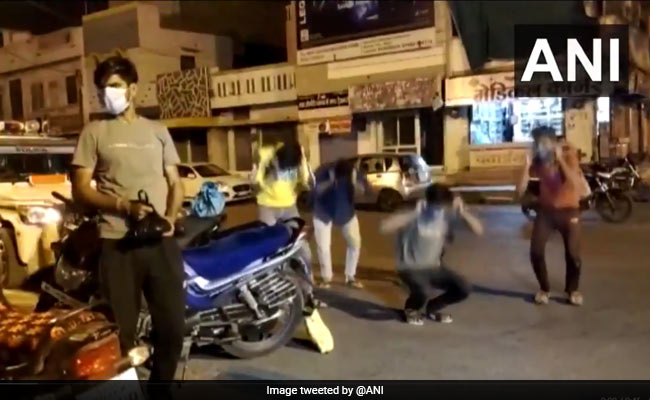 मध्‍य प्रदेश : कोराना महामारी में भी लॉकडाउन का उल्‍लंघन करने से नहीं चूक रहे लोग, पुलिस ने दी 'सजा'..VIDEO