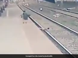 बहादुरी को सलाम, इस शख्स ने अपनी जान पर खेलकर चलती ट्रेन के सामने आकर नन्हे बच्चे की यूं बचाई जान, CCTV में कैद हुई घटना बहादुरी को सलाम, इस शख्स ने अपनी जान पर खेलकर चलती ट्रेन के सामने आकर नन्हे बच्चे की यूं बचाई जान, CCTV में कैद हुई घटना