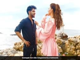 Urvashi Rautela ने समुद्र किनारे गुरु रंधावा का किया मेकअप, Video हो गया वायरल Urvashi Rautela ने समुद्र किनारे गुरु रंधावा का किया मेकअप, Video हो गया वायरल