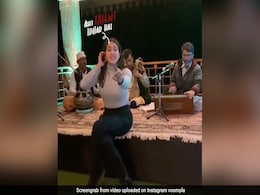सारा अली खान ने स्टेज पर बैठ यूं लगाया सुर, एक्ट्रेस का सिंगिंग Video हुआ वायरल सारा अली खान ने स्टेज पर बैठ यूं लगाया सुर, एक्ट्रेस का सिंगिंग Video हुआ वायरल