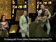 आदित्य नारायण संग डांस कर रही थीं नेहा कक्कड़, तभी फिसला पैर और गिर पड़ीं सिंगर- देखें Video