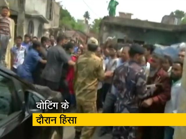 बंगाल चुनाव: BJP उम्मीदवार लॉकेट चटर्जी की गाड़ी पर हमला