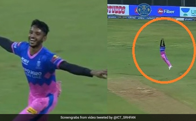 IPL 2021: चेतन सकारिया ने हवा में जंप मारकर लिया हैरतअंगेज कैच, फिर दोनों हाथ फैलाकर मनाया ऐसा जश्न ...देखें Video