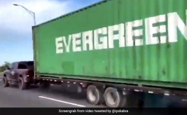 शख्स ने कार से खींचा ट्रक के पीछे का हिस्सा, IPS बोला- 'ये जुगाड़ यकीनन किसी भारतीय...' - देखें Viral Video