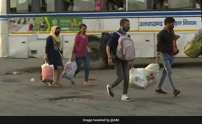 Fearing Lockdown Amid COVID-19 Spike, Some Migrant Workers Begin Leaving Delhi