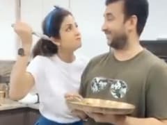 शिल्पा शेट्टी ने परोसी सब्जी, तो थाली उठाकर किचन में पहुंच गए राज कुंद्रा और फिर... देखें Video