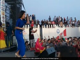 Neha Kakkar का थ्रोबैक Video हुआ वायरल, कनाडा में 'काला चश्मा' गाने पर यूं किया था परफॉर्म Neha Kakkar का थ्रोबैक Video हुआ वायरल, कनाडा में 'काला चश्मा' गाने पर यूं किया था परफॉर्म