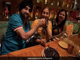 Yo Yo Honey Singh ने मनाई मम्मी-पापा की शादी की 39वीं वर्षगांठ, Photos में यूं नजर आई फैमिली Yo Yo Honey Singh ने मनाई मम्मी-पापा की शादी की 39वीं वर्षगांठ, Photos में यूं नजर आई फैमिली