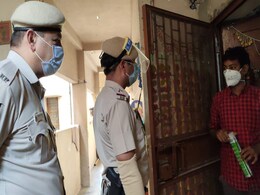 दिल्ली: कोरोना मरीज के लिए मसीहा बनी वसंत विहार थाने की पुलिस, 10 मिनट में पहुंचाया ऑक्सीजन सिलेंडर दिल्ली: कोरोना मरीज के लिए मसीहा बनी वसंत विहार थाने की पुलिस, 10 मिनट में पहुंचाया ऑक्सीजन सिलेंडर