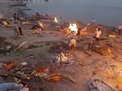 वाराणसी में भयावह मंजर : श्मशान घाट पर शवों की लंबी कतारें, एक साथ जल रही हैं दर्जनों चिताएं