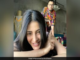 Shruti Haasan's 'Messy And Delicious' Cake Guarantees Major Cravings Shruti Haasan's 'Messy And Delicious' Cake Guarantees Major Cravings