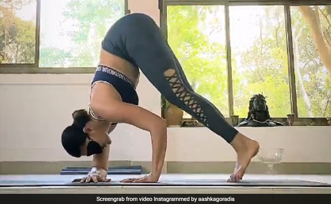 Aashka Goradia Just Made Blindfolded Yoga A Thing. Slow Clap From Mouni Roy