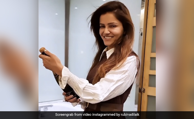 Rubina Dilaik के 'गलत' सॉन्ग के 50 मिलियन व्यूज हुए पूरे, तो एक्ट्रेस ने शेम्पेन खोल यूं मनाया जश्न