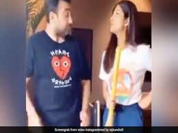 शिल्पा शेट्टी ने राज कुंद्रा से कहा 'झाडू मारो', पति ने किया कुछ ऐसा आग बबूला हो गईं एक्ट्रेस- देखें Video शिल्पा शेट्टी ने राज कुंद्रा से कहा 'झाडू मारो', पति ने किया कुछ ऐसा आग बबूला हो गईं एक्ट्रेस- देखें Video