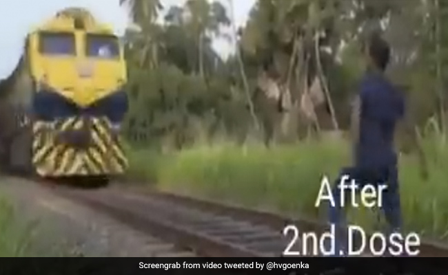 तेज रफ्तार में आ रही ट्रेन के सामने नाचने लगा शख्स, फिर पैर से ट्रेन को दे दिया धक्का, हर्ष गोयनका ने दिया ये रिएक्शन - देखें Video