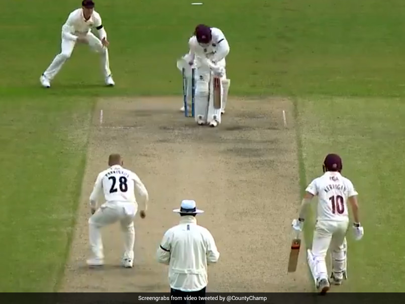 गेंदबाज ने शेन वॉर्न की 'बॉल ऑफ द सेंचुरी' की तरह पिच पर घूमाई गेंद, 28 साल बाद देखा गया ऐसा..देखें Video गेंदबाज ने शेन वॉर्न की 'बॉल ऑफ द सेंचुरी' की तरह पिच पर घूमाई गेंद, 28 साल बाद देखा गया ऐसा..देखें Video