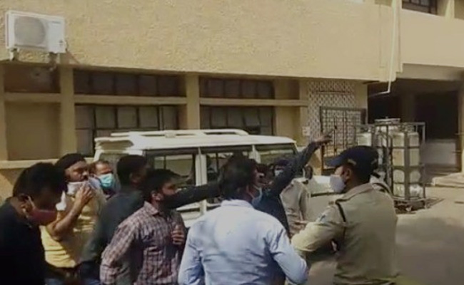 ऑक्‍सीजन की कमी से उज्‍जैन में BJP नेता की मौत, गुस्‍साए परिजनों ने सांसद को खरी-खोटी सुनाई