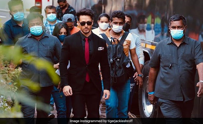 Tiger Shroff's Pic From <I>Heropanti 2</i> Set Goes Viral; In The Comments, Mask Reminders