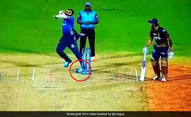 IPL 2021: गेंदबाज़ी कर रहे रोहित शर्मा का मुड़ा टखना, दर्द के मारे बैठे, तो लोग बोले - 'कंगाली में आटा गीला' - देखें Video