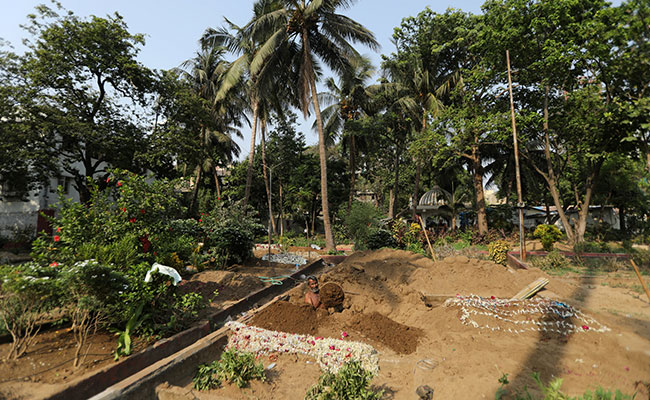 Mumbai Gravedigger Works 24-Hour Shifts As India's COVID-19 Deaths Soar