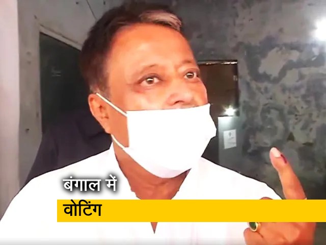 पश्चिम बंगाल में मतदान : बीजेपी के नेता मुकुल रॉय ने डाला वोट