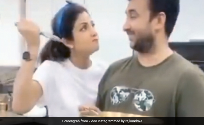 Shilpa Shetty ने परोसी सब्जी, तो थाली उठाकर किचन में पहुंच गए राज कुंद्रा और फिर... देखें Video