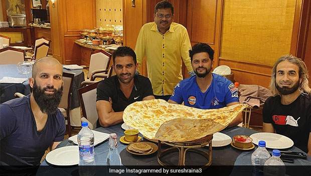 Suresh Raina Tries The Legendary 'Family Naan' With CSK Teammates (See Pic)
