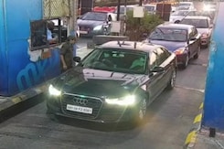 On CCTV, Cop Drives Audi With Murder-Accused In Ambani Bomb Scare Case On CCTV, Cop Drives Audi With Murder-Accused In Ambani Bomb Scare Case