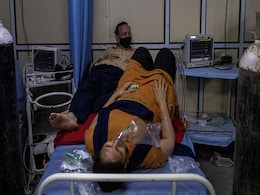 "मेरी बीवी मर जाएगी": दिल्ली के Covid Hospital के बाहर गिड़गिड़ाता रहा शख्स "मेरी बीवी मर जाएगी": दिल्ली के Covid Hospital के बाहर गिड़गिड़ाता रहा शख्स