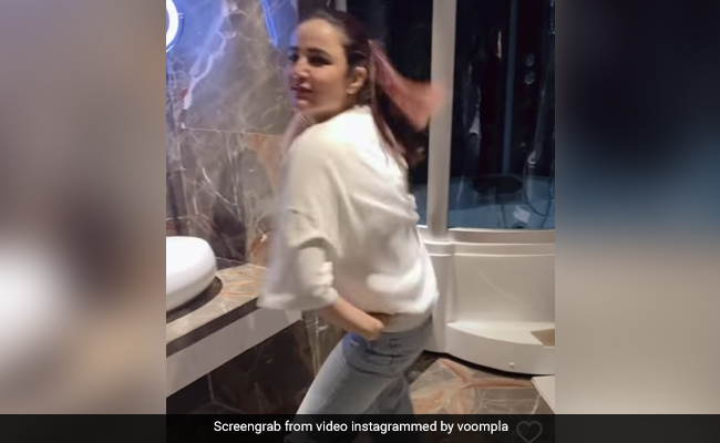 जैस्मिन भसीन ने पंजाबी सॉन्ग पर किया जोरदार डांस, वायरल हुआ Video जैस्मिन भसीन ने पंजाबी सॉन्ग पर किया जोरदार डांस, वायरल हुआ Video