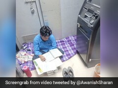 ATM मशीन के पास जमीन पर बैठकर पढ़ाई कर रहा था सिक्योरिटी गार्ड, तो IAS ने दिया दिल को छू लेने वाला रिएक्शन