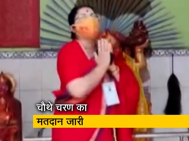 बंगाल चुनाव: BJP उम्मीदवार लॉकेट चटर्जी ने मंदिर में की पूजा