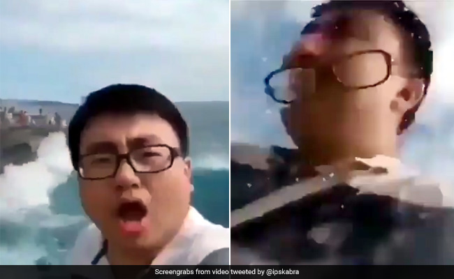 समुद्र किनारे सेल्फी लेते हुए आवाजें निकाल रहा था शख्स, ऊपर उछल आया पानी, IPS बोला- 'संगीत की शक्ति' - देखें Video