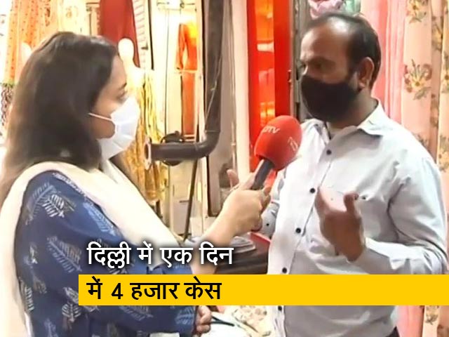 कोरोना के खौफ के बीच शॉपिंग करते लोग, दिल्ली के लाजपत नगर मार्केट से ये रिपोर्ट