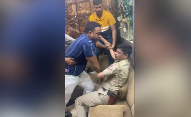 जिम के मालिक और उसके साथियों ने दिल्ली पुलिस के सिपाही की जमकर पिटाई की