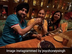 Yo Yo Honey Singh ने मनाई मम्मी-पापा की शादी की 39वीं वर्षगांठ, Photos में यूं नजर आई फैमिली