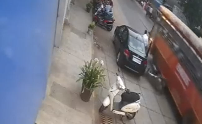 मुंबई : कार वाले ने बिना पीछे देखे खोला दरवाजा, बस के पहिए के नीचे आ गया स्कूटी ड्राइवर