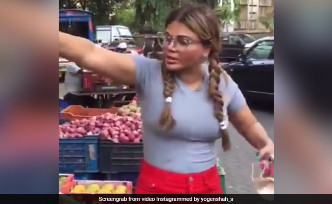1650 रुपये की सब्जी देख दुकानदार पर भड़कीं Rakhi Sawant, खूब किया हंगामा- देखें Video