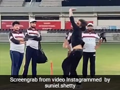सुनील शेट्टी की 'गुगली' गेंद पर गच्चा खा गया बल्लेबाज, यूं थमाया कैच- देखें Video