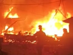 दिल्ली के पंजाबी बाग में झुग्गियों में लगी भीषण आग, दमकल के वाहन पहुंचे