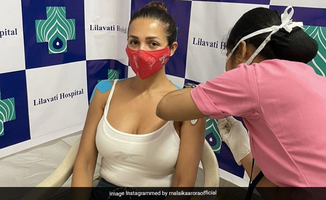 Malaika Arora ने लगवाई कोरोना वैक्सीन की फर्स्ट डोज, बोलीं- आप भी मत भूलिएगा...
