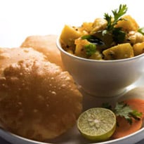 पोहा आलू पूरी Recipe