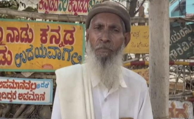 दिहाड़ी मजदूर ने पाई-पाई जोड़कर खोली थी लाइब्रेरी, जलकर हुई खाक, तो सोशल मीडिया से ऐसे मिली लाखों की मदद