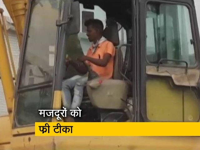 दिल्ली : मजदूरों ने की मुफ्त टीकाकरण की मांग