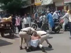इंदौर में मास्क नहीं पहनने पर दो पुलिसकर्मियों ने एक युवक को जमकर पीटा, Video Viral