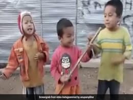 Video: बच्चों ने डंडे को बनाया गिटार और गाया गाना, वीडियो शेयर कर अनुपम खेर ने बताया ग्रैमी का विजेता Video: बच्चों ने डंडे को बनाया गिटार और गाया गाना, वीडियो शेयर कर अनुपम खेर ने बताया ग्रैमी का विजेता
