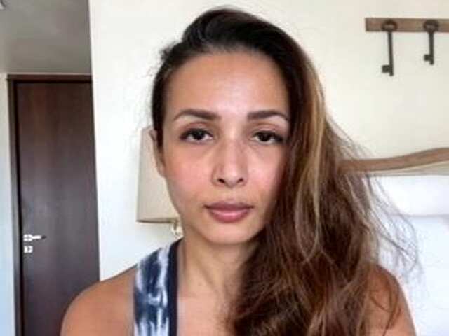Malaika Arora का फिटनेस को लेकर फिर दिखा जुदा अंदाज, फ्लाइट में की स्ट्रेचिंग एक्सरसाइज