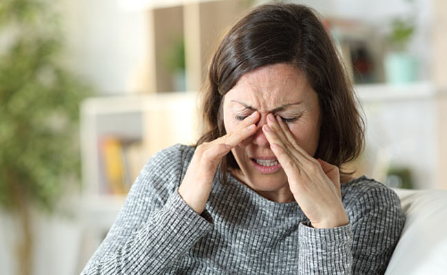 5 Home Remedies To Soothe Burning Eyes During Summer